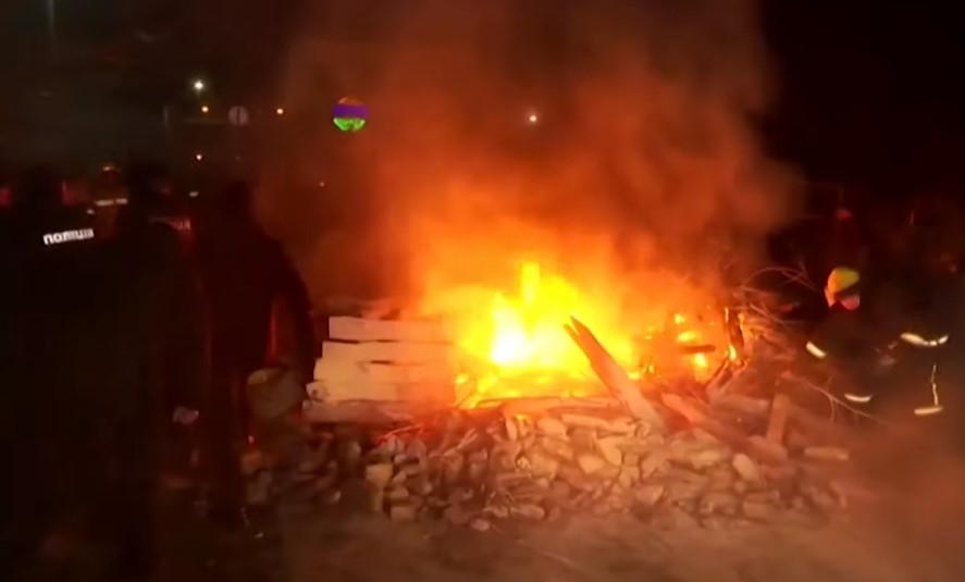 Μεθυσμένος πελάτης στην Λαμία έκαψε μαγαζί γιατί δεν του έβαζαν άλλο τσίπουρο (pic & vid)