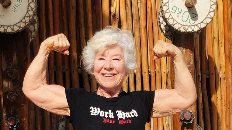 Σούπερ γιαγιά: Στα 73 της ασχολήθηκε με την γυμναστική και απέκτησε... μπράτσα (pics & vids)