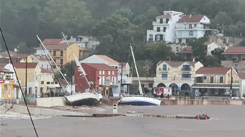 Συγκλονιστικές εικόνες από την Κεφαλονιά: Ο «Ιανός» έβγαλε σκάφη στη  στεριά, θάλασσα το Φισκάρδο (vids) | Plus: Κοινωνία | gazzetta.gr