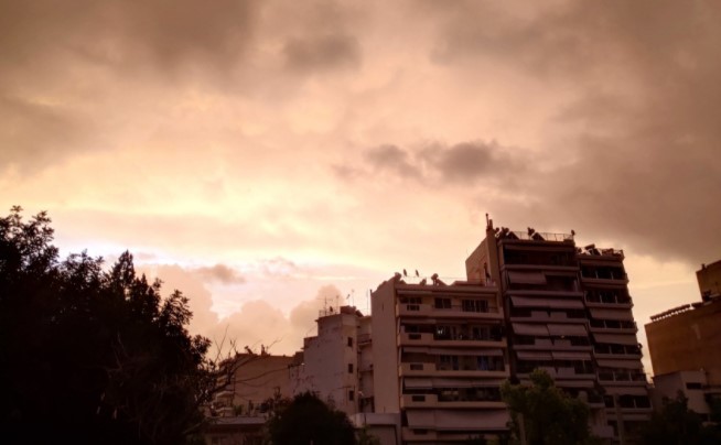 Κόκκινος ουρανός στην Αθήνα