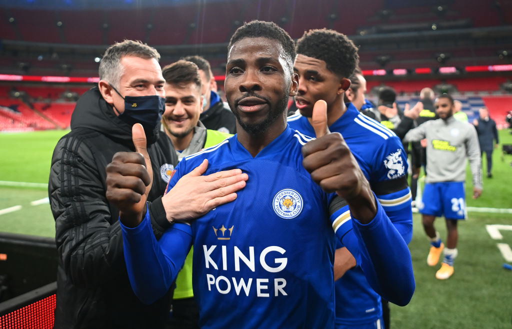 Ιεανάτσο: Ένα αστέρι από ψηλά του φέγγει το δρόμο (vids)