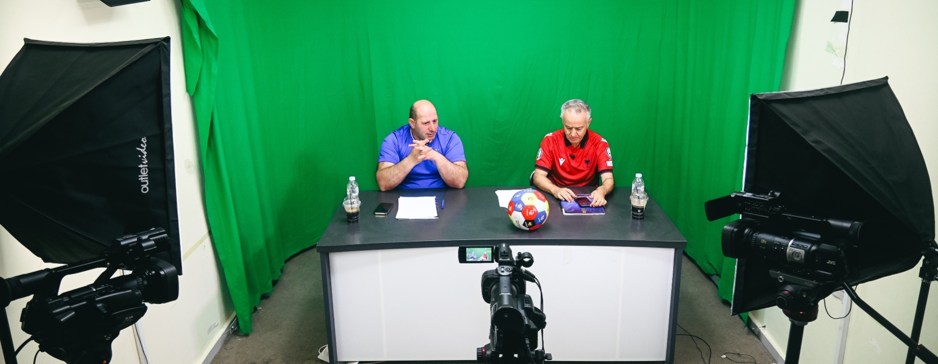 Στο στούντιο μιας livestream αλβανικής αθλητικής εκπομπής στην Αθήνα