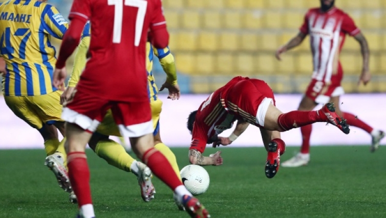 Η ασίστ ενώ... έπεφτε στον αγωνιστικό χώρο με τον Παναιτωλικό